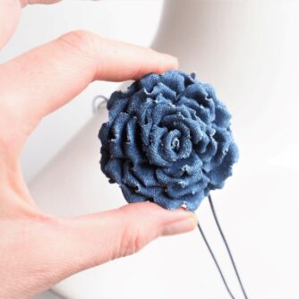 denim rose choker hand 800