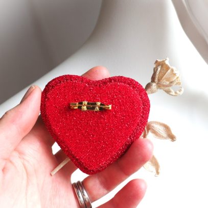 red heart and golden rose brooch back 800